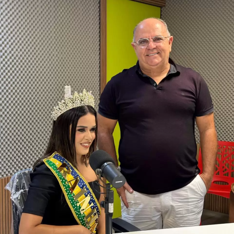 O vice-prefeito Claudionor Moreira e a Rainha do Carnaval de Capanema visitam a Radio Jade FM